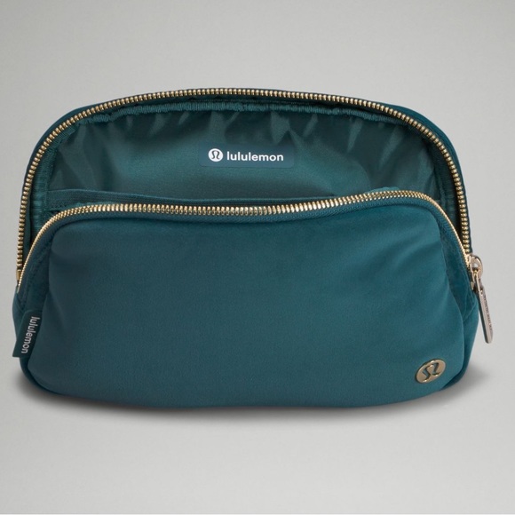 Lululemon Everywhere Belt Bag Velour Green Jasper/Gold 1L - Picture 4 of 5